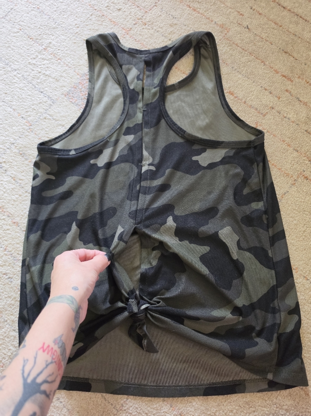 Old Navy Women's Camo Tank Top in Black and Green - Picture 3 of 4